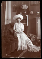 Ethel Barrymore assise dans le salon, 1902 ou 1903